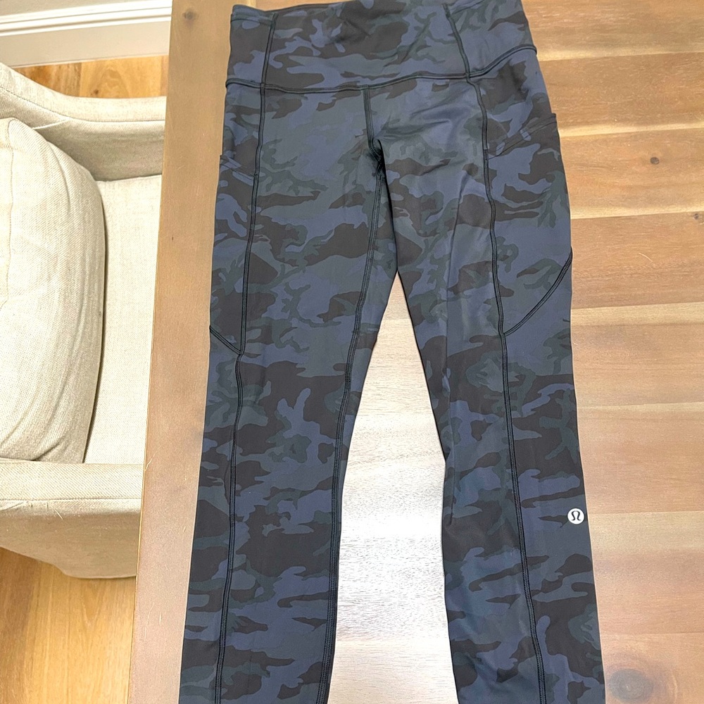 Lululemon camo  leggings 25 no tags but never worn  excellent new condition